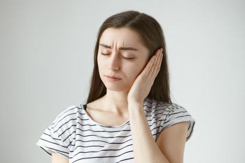 Причины и лечение боли в ухе у взрослых 01 Причины и лечение боли в ухе у взрослых 01