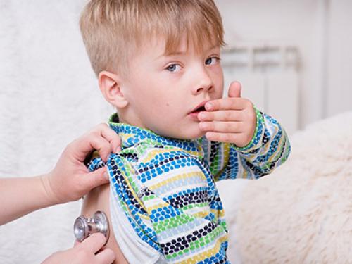 Как правильно ухаживать за ребенком с кашлем в домашних условиях. Как помочь ребенку при кашле?