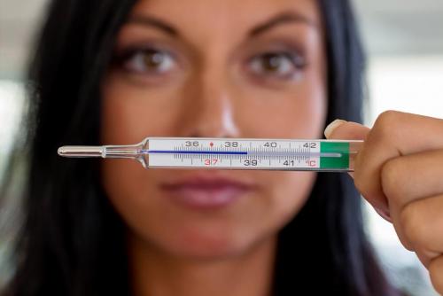 Можно ли использовать народные методы при температур. 5°С, и какие из них наиболее эффективны. Нужно ли сбивать температуру 38-38.5 взрослому