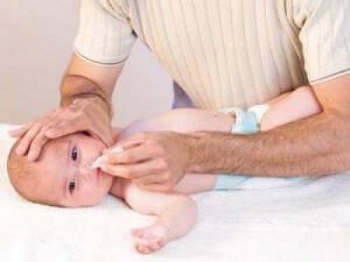 Чем промыть нос новорожденному. Промывание носа у новорожденных и малышей до 1 года 