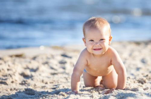 При какой температуре воды можно купаться в море детям. С какого возраста и при какой температуре можно купаться ребенку в море